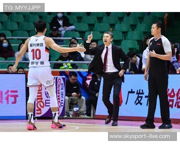 2015年CBA广东队对阵新疆队精彩比赛录像回顾与分析